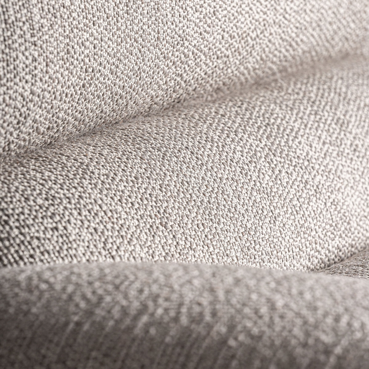 Primer plano del tapizado jacquard mostrando su textura rica y matices cálidos