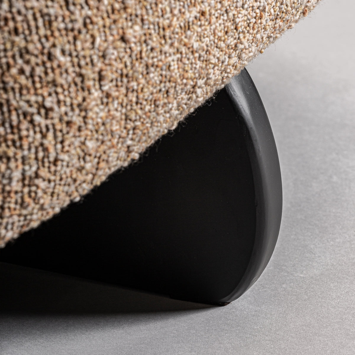 Base curva de madera negra de la butaca Ibsen, detalle estructural inferior.