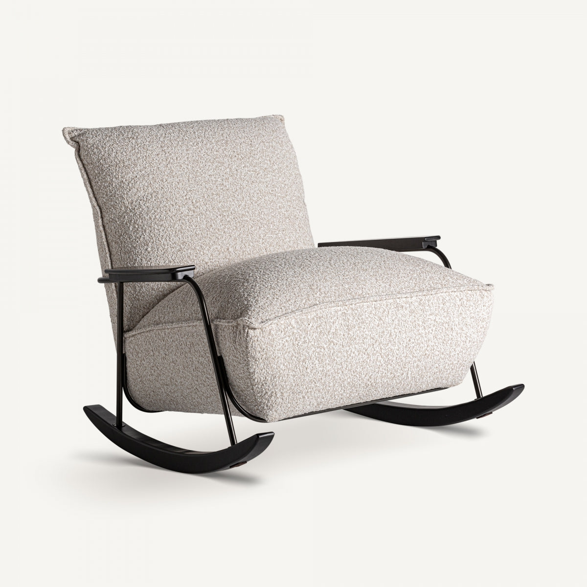 Mecedora moderna con estructura metálica negra y tapizado boucle beige, estilo acogedor y relajado