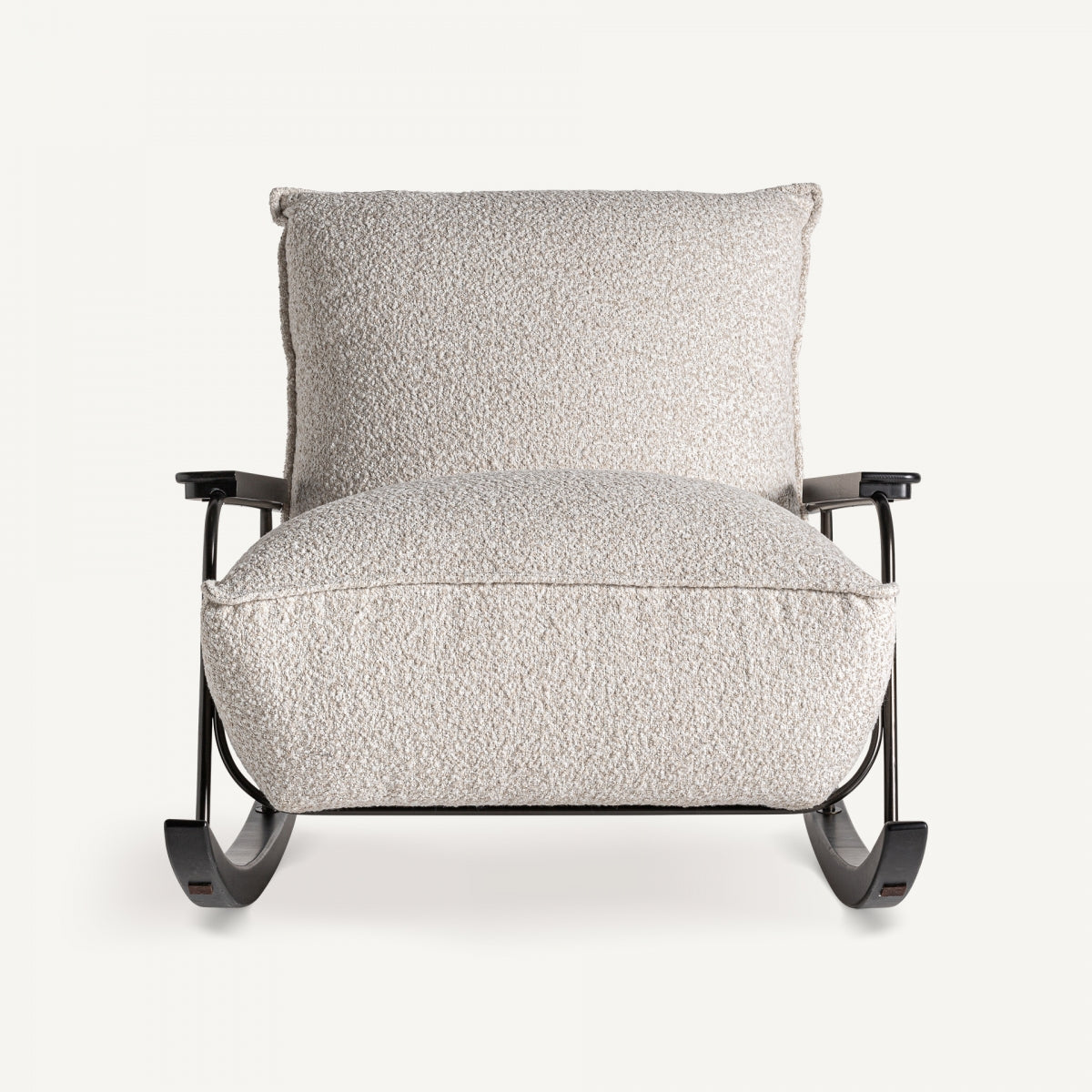 Vista frontal de mecedora tapizada en boucle claro con diseño contemporáneo y patas curvas