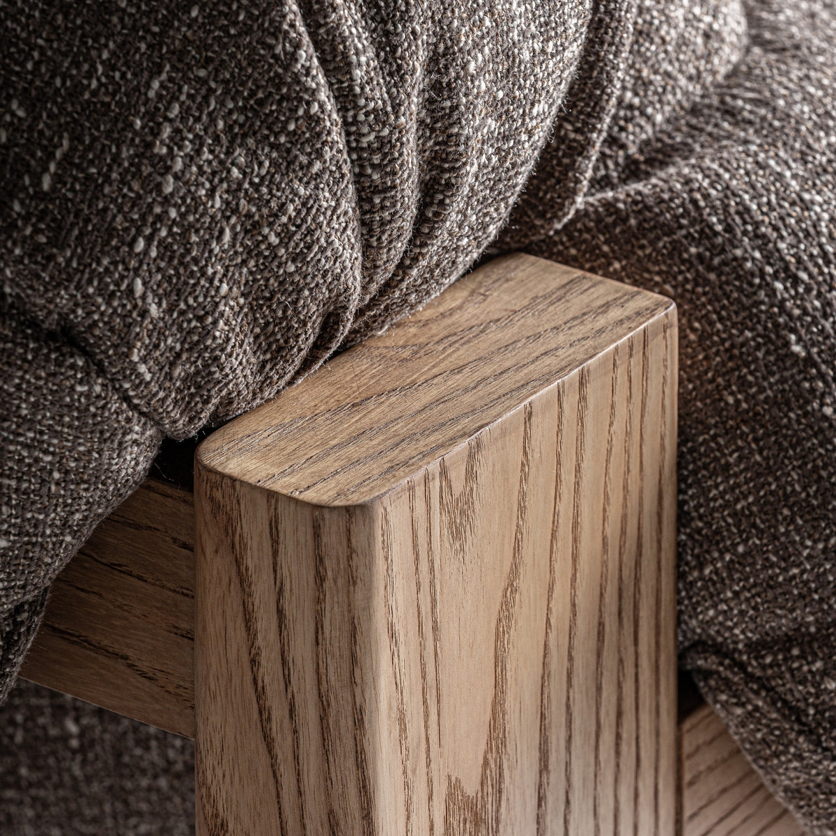 Vista del apoyo de brazo sobre la estructura en madera clara de la butaca Hesse
