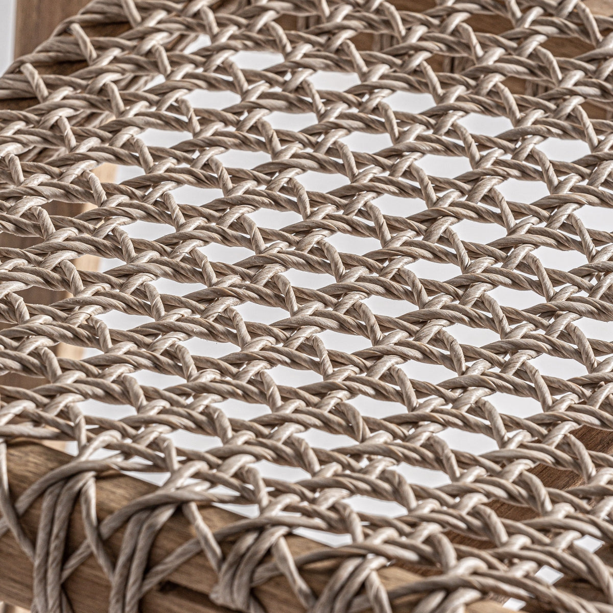Vista superior del entramado trenzado del asiento, patrón artesanal con textura natural y estética rústica.