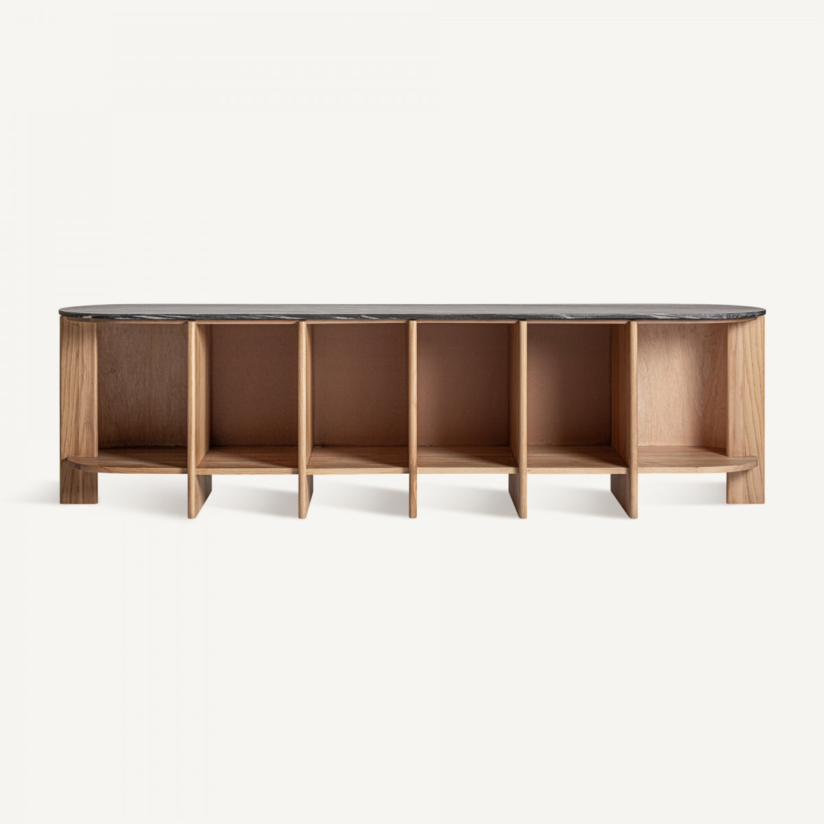 Vista frontal de estantería baja en roble natural, diseño limpio ideal para espacios modernos y funcionales