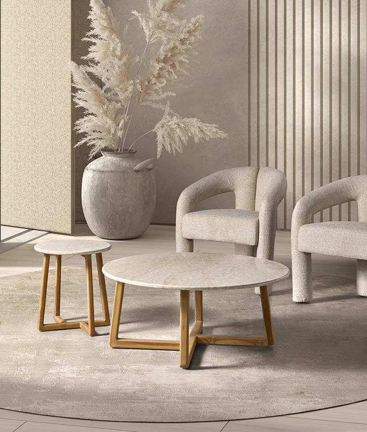 Conjunto de mesa de centro y mesa auxiliar redonda de madera natural con patas cónicas, diseño nórdico funcional y cálido ideal para salones modernos y acogedores. Boutique Interiorismo.

