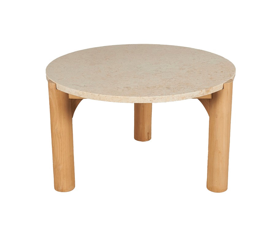 Mesa auxiliar redonda con tapa de piedra natural clara y base de tres patas cilíndricas de madera, diseño escandinavo sobrio ideal para interiores serenos. Boutique Interiorismo.