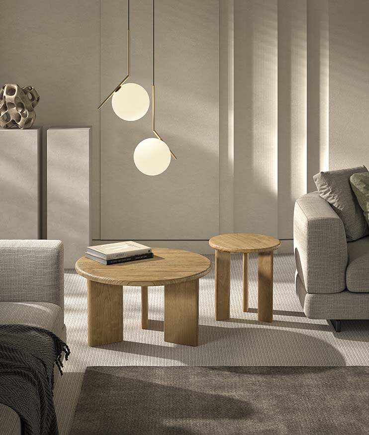 Mesa auxiliar redonda de madera natural con base cilíndrica robusta, diseño escandinavo con presencia ideal para salones contemporáneos y espacios minimalistas. Boutique Interiorismo.