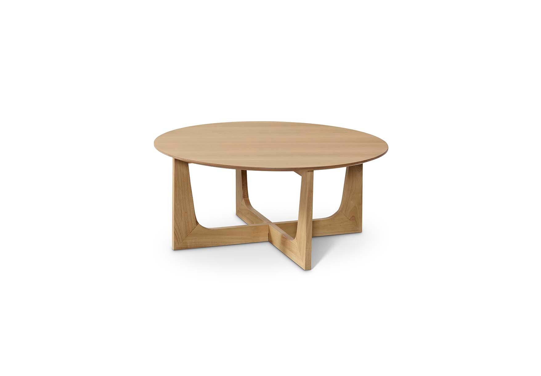 Mesa auxiliar redonda de madera natural con diseño escandinavo y patas cónicas, una pieza funcional y decorativa ideal para ambientes serenos y acogedores. Boutique Interiorismo.