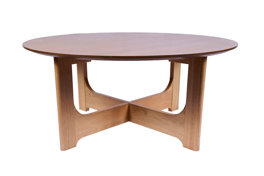 Mesa auxiliar redonda con tapa de madera natural y base de tres patas planas con travesaños curvados, diseño escandinavo elegante ideal para salones modernos. Boutique Interiorismo.