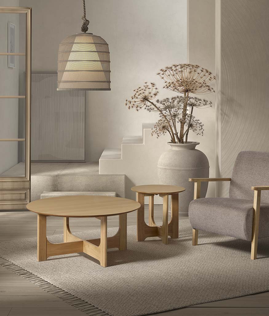 Mesa auxiliar redonda de madera clara con patas rectas y estructura inferior circular, diseño escandinavo sencillo y armonioso ideal para interiores luminosos y funcionales. Boutique Interiorismo.