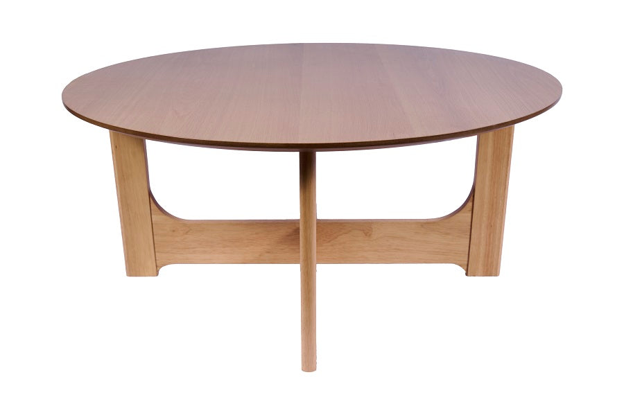 Mesa auxiliar redonda con tapa de madera natural y base de tres patas planas con travesaños curvados, diseño escandinavo elegante ideal para salones modernos. Boutique Interiorismo.
