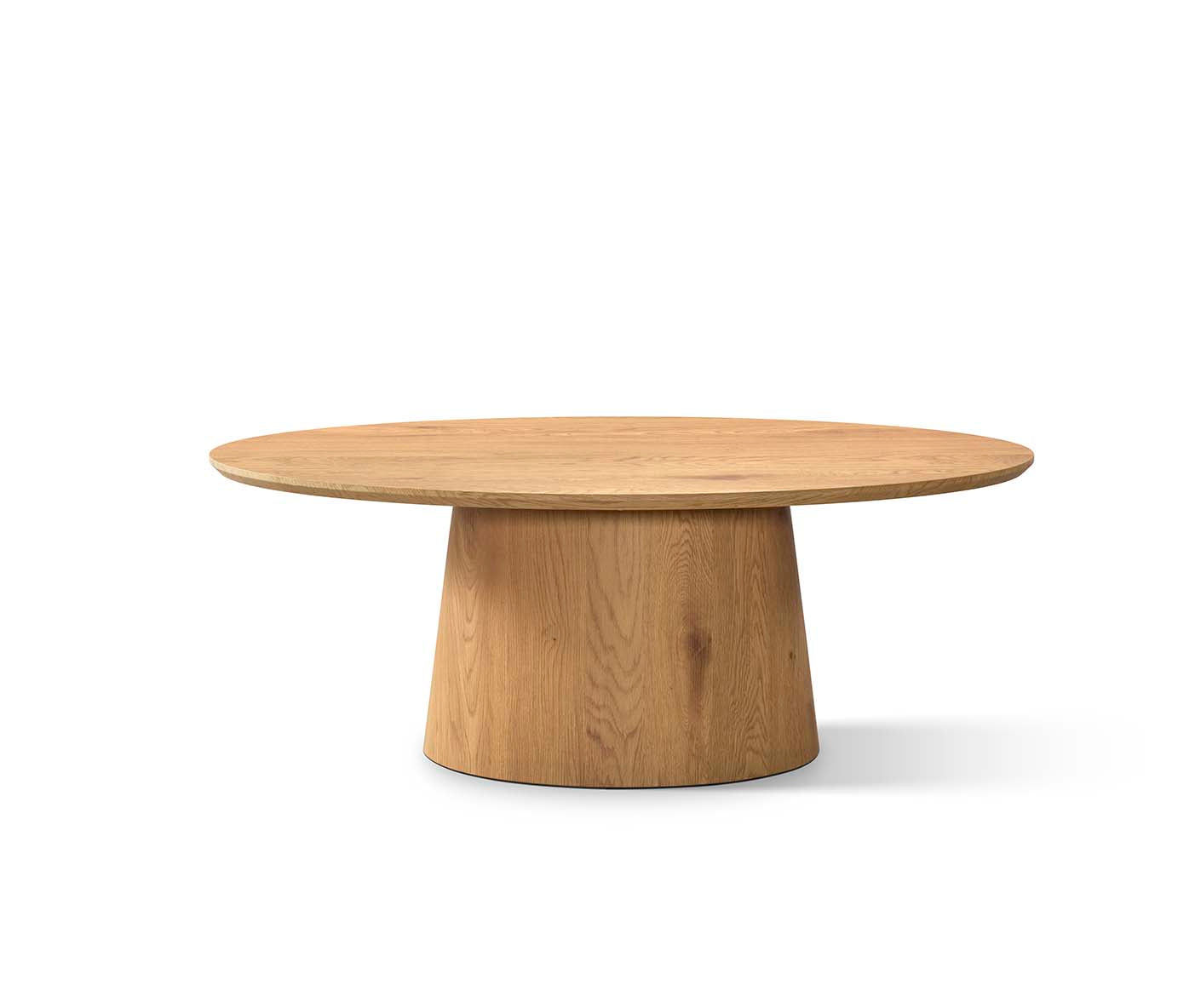 Mesa auxiliar redonda con tablero de madera natural y base cruzada, diseño escandinavo sencillo y funcional ideal para salones minimalistas. Boutique Interiorismo.

