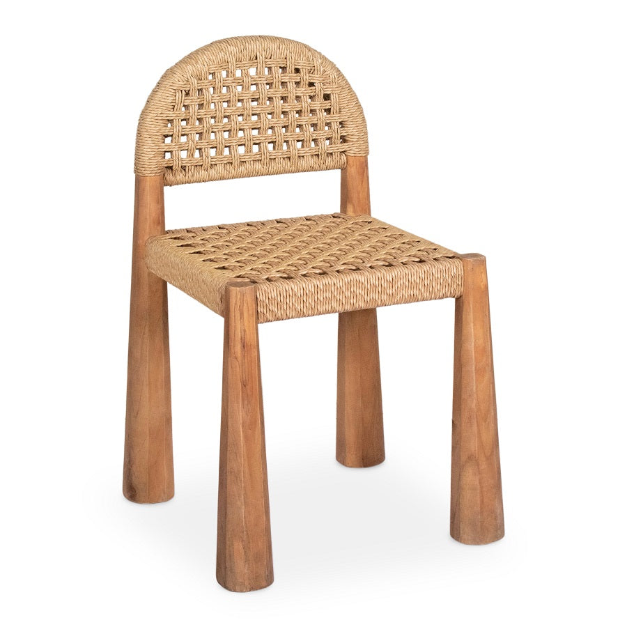 Silla de comedor con respaldo curvo y asiento de cuerda trenzada sobre estructura de madera natural. Diseño artesanal escandinavo ideal para interiores cálidos. Boutique Interiorismo.