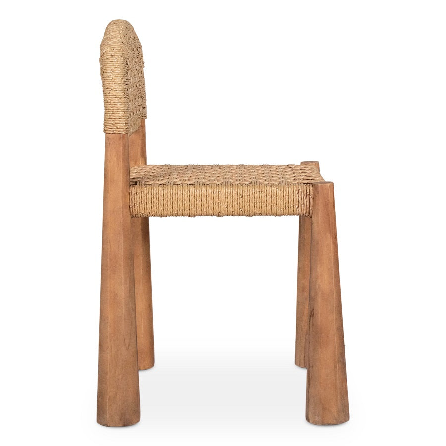 Silla de comedor con respaldo curvo y asiento de cuerda trenzada sobre estructura de madera natural. Diseño artesanal escandinavo ideal para interiores cálidos. Boutique Interiorismo.