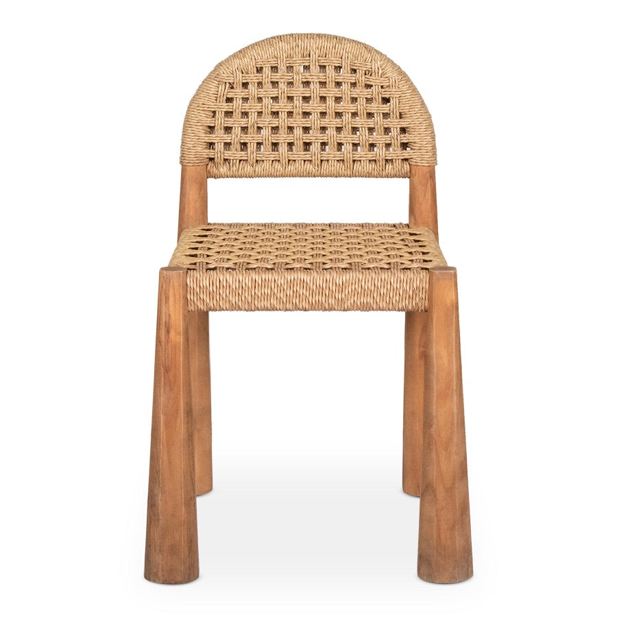 Silla de comedor con respaldo curvo y asiento de cuerda trenzada sobre estructura de madera natural. Diseño artesanal escandinavo ideal para interiores cálidos. Boutique Interiorismo.