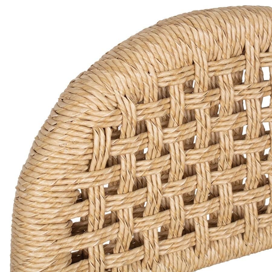 Detalle de la Silla de comedor con respaldo curvo y asiento de cuerda trenzada sobre estructura de madera natural. Diseño artesanal escandinavo ideal para interiores cálidos. Boutique Interiorismo.