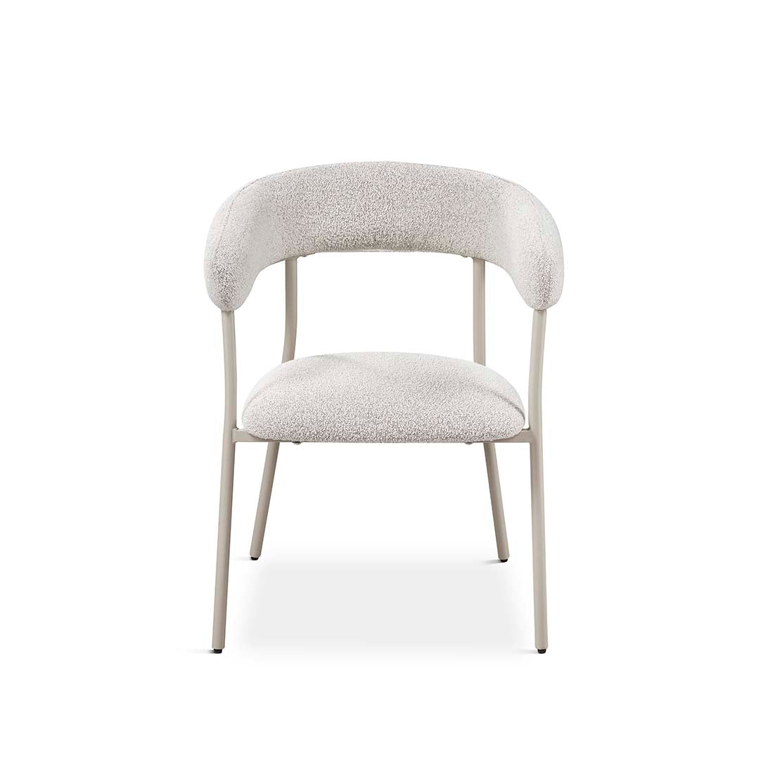 Vista frontal de silla tapizada con estructura metálica beige y respaldo semicircular. Silla escandinava de diseño moderno para interiores sofisticados. Boutique Interiorismo.