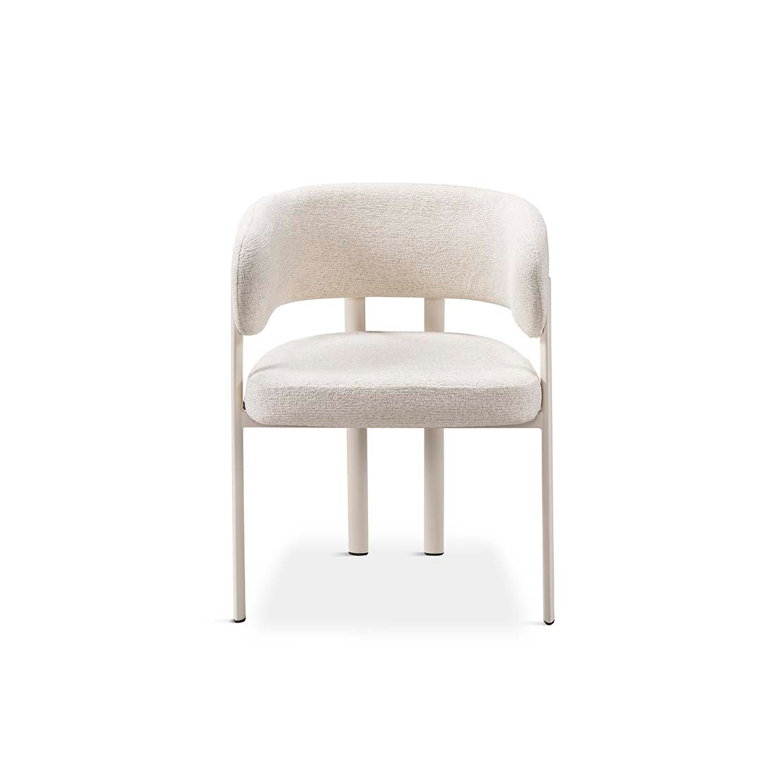 Vista frontal de silla boucle blanca con patas beige, estilo contemporáneo y líneas suaves – Boutique Interiorismo