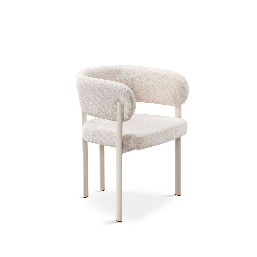 Silla tapizada en boucle blanco con estructura metálica beige, respaldo envolvente y diseño moderno – Boutique Interiorismo


