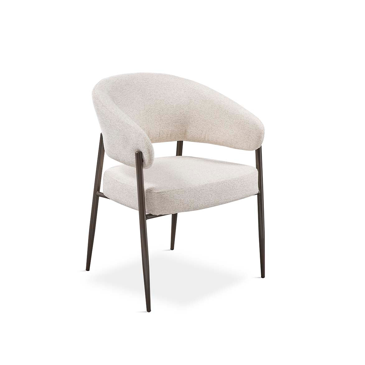 Silla tapizada en tejido bouclé blanco roto, patas metálicas negras y diseño envolvente moderno – Boutique Interiorismo.