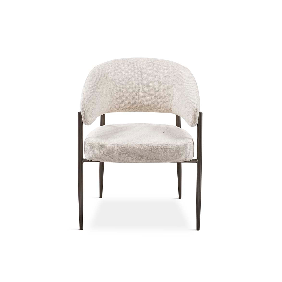 Vista frontal de silla bouclé blanco roto con respaldo curvo y patas negras estilizadas, estilo contemporáneo – Boutique Interiorismo.