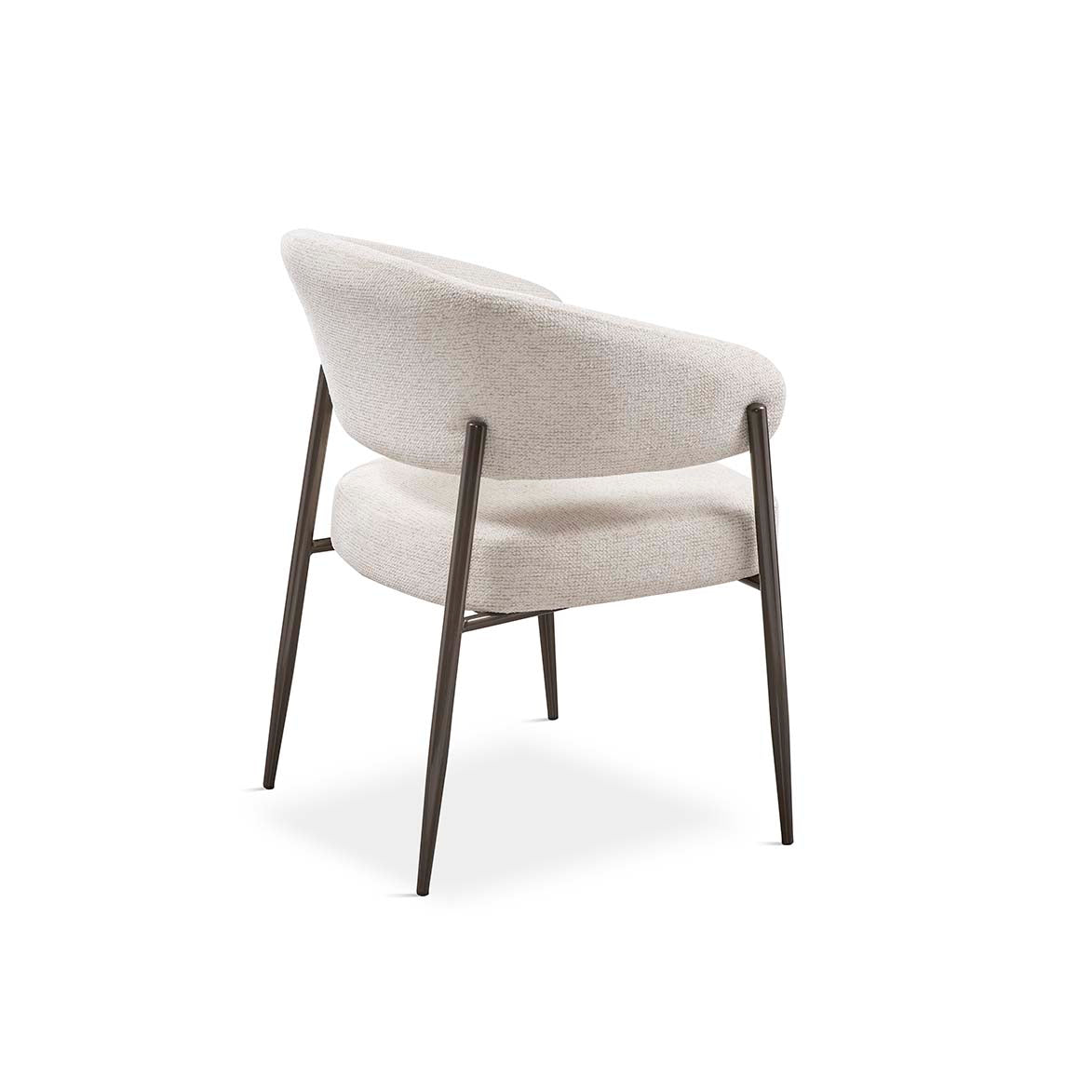 Silla elegante con respaldo envolvente en bouclé blanco roto, estructura metálica negra y diseño sofisticado – Boutique Interiorismo.