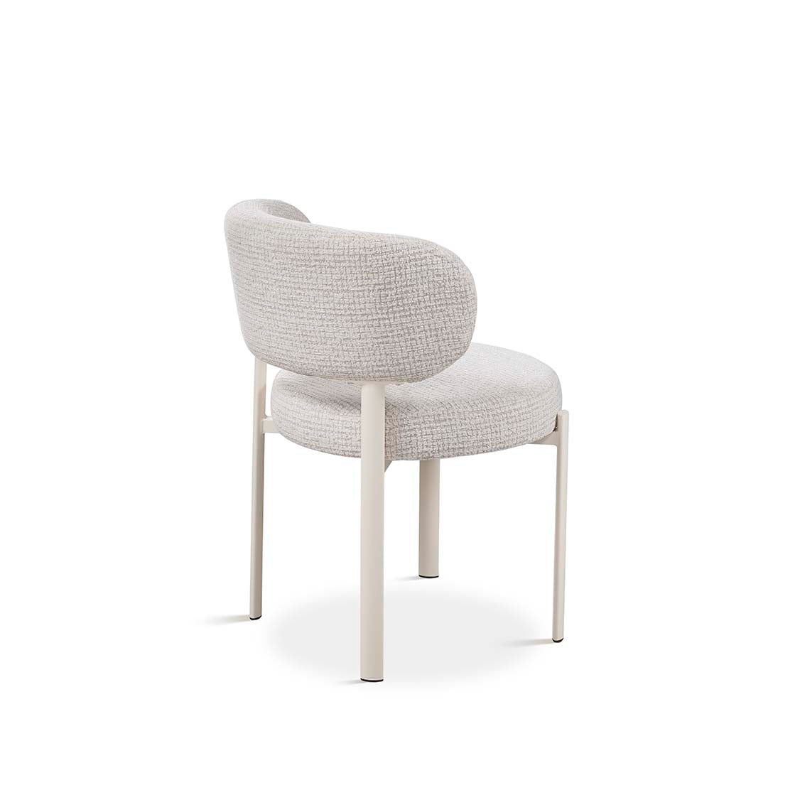 Silla boucle blanco roto con respaldo envolvente y patas beige – Boutique Interiorismo.