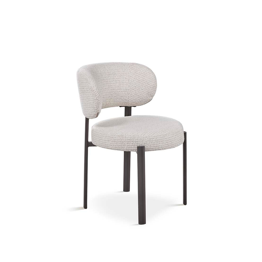 Silla tapizada boucle blanco roto con patas negras rectas y diseño curvo – Boutique Interiorismo.