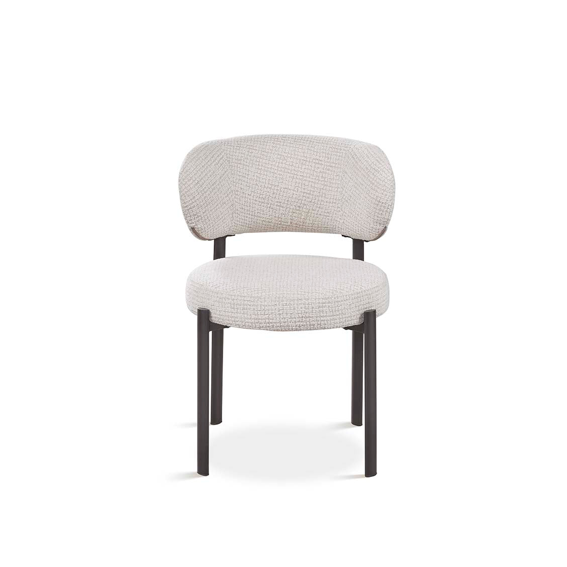 Vista frontal de silla boucle blanco roto con estructura negra y asiento redondo – Boutique Interiorismo.

