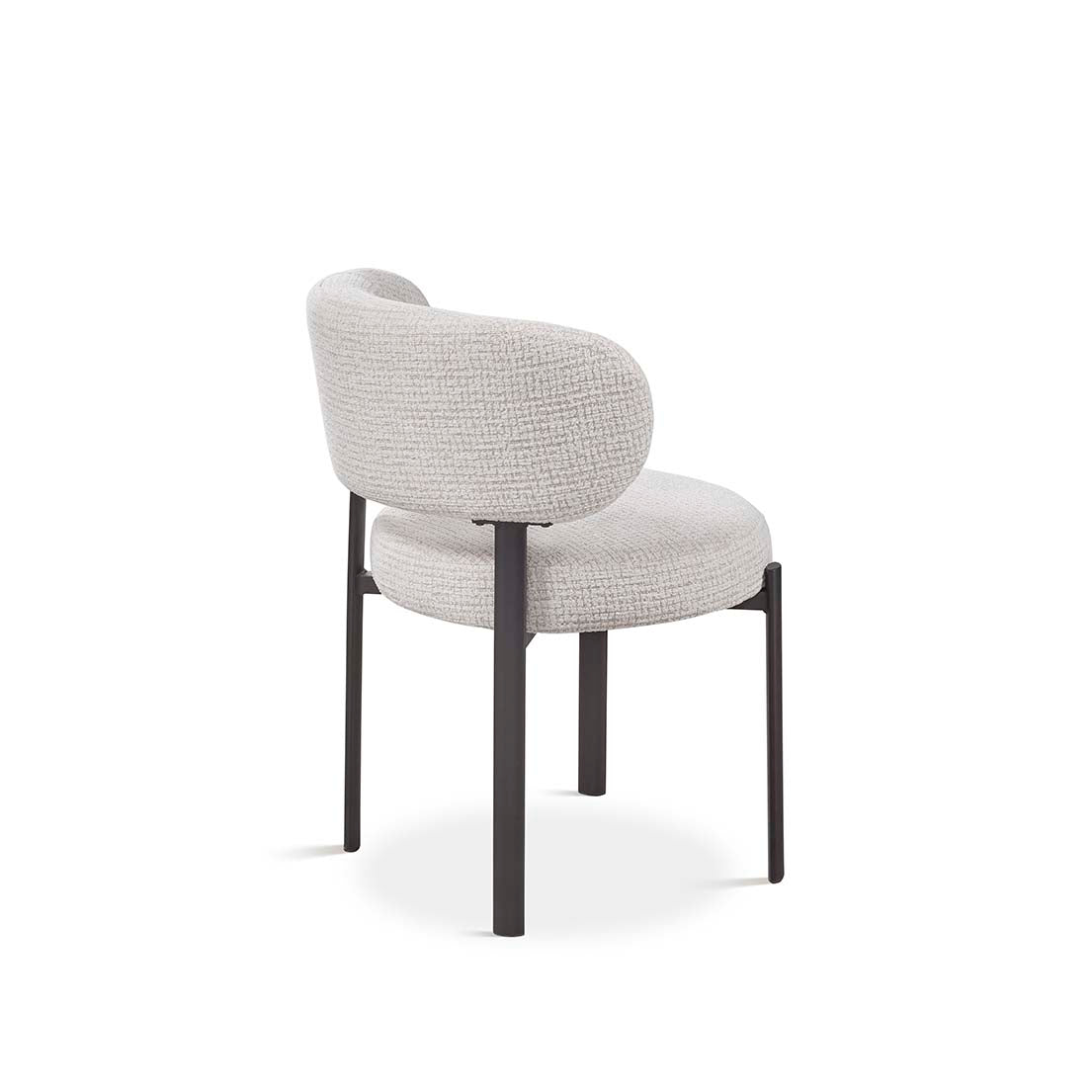 Silla diseño moderno boucle blanco roto con patas negras y respaldo envolvente – Boutique Interiorismo.