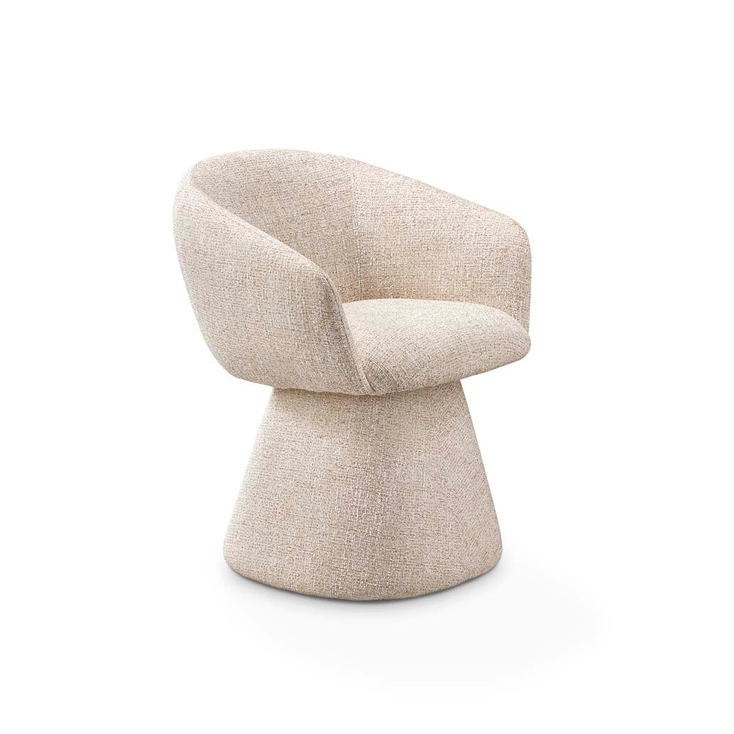 Silla de diseño moderno tapizada en bouclé blanco roto, con respaldo envolvente y base conica – Boutique Interiorismo.