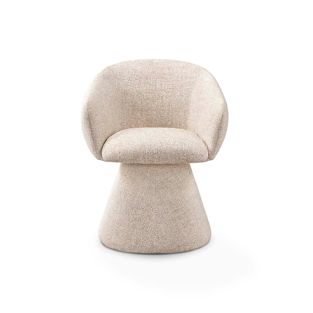 Vista frontal de silla tapizada en bouclé blanco roto con respaldo curvo y base conica – Boutique Interiorismo.

