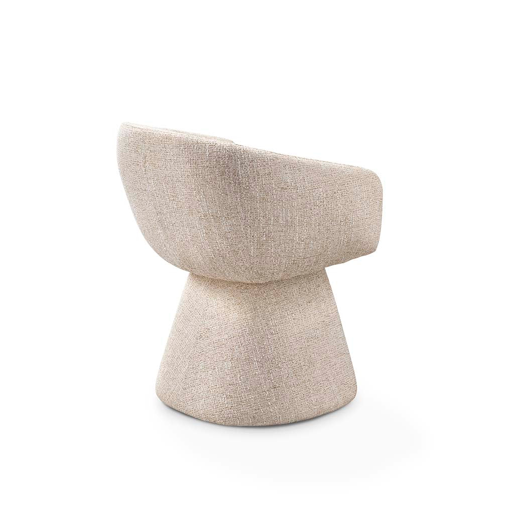 Silla tapizada bouclé blanco roto con base conica y diseño envolvente sofisticado – Boutique Interiorismo.