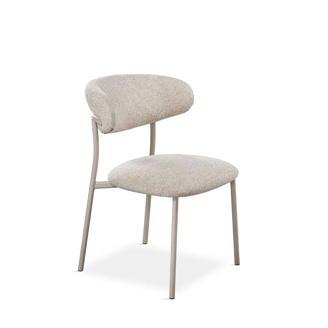 Silla tapizada en bouclé beige claro, respaldo redondo y patas beige. Diseño ligero y elegante – Boutique Interiorismo.