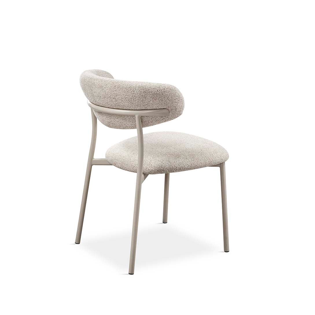 Silla de diseño moderno tapizada en bouclé gris claro con estructura metálica beige – Boutique Interiorismo.