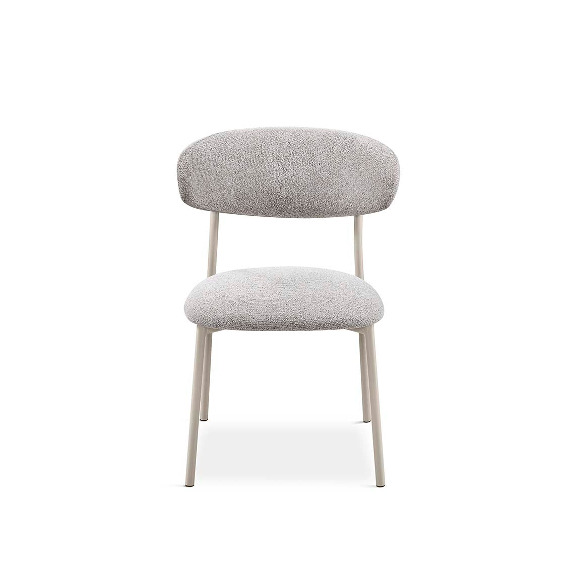 Silla ligera en bouclé gris claro con respaldo envolvente y patas claras – Boutique Interiorismo.