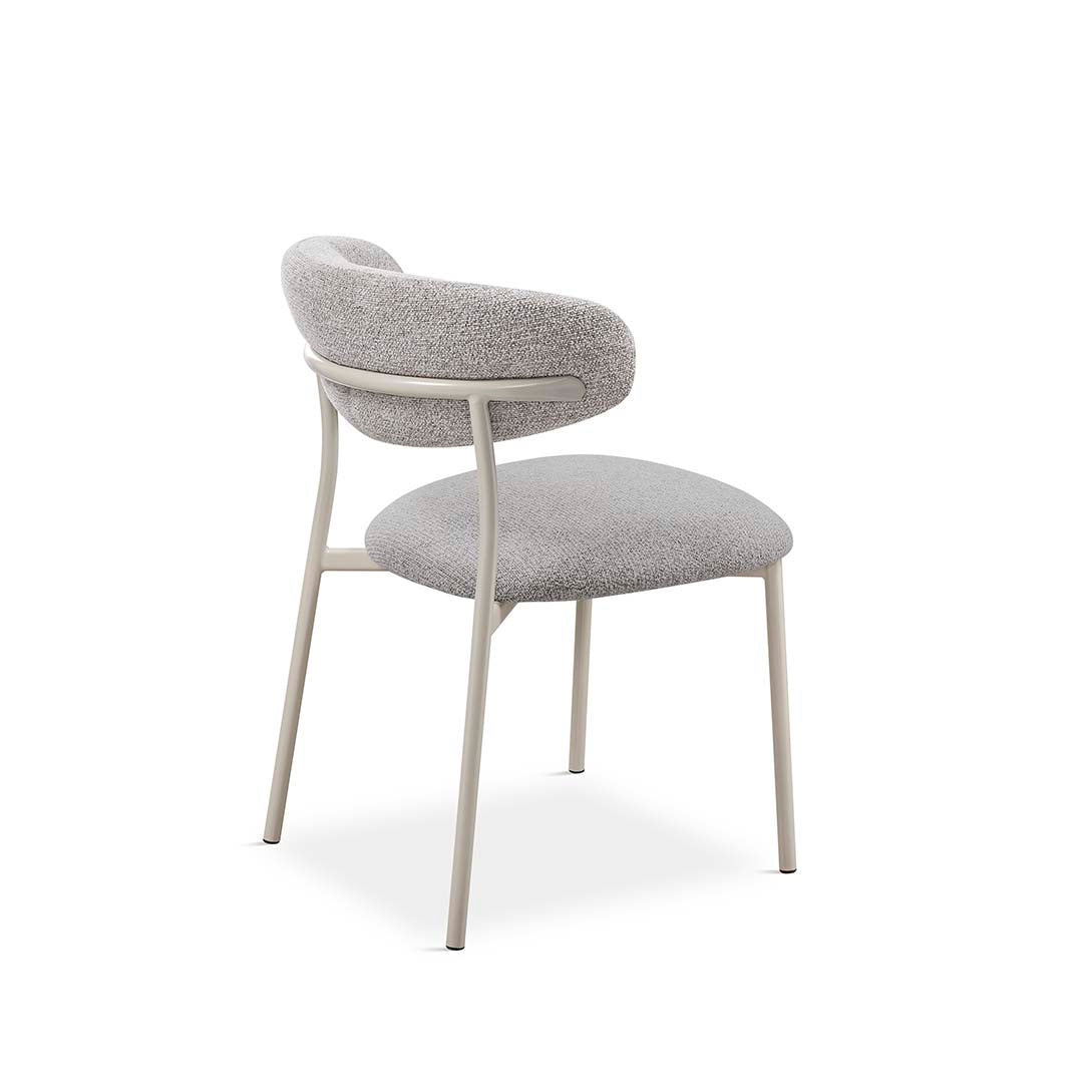 Silla envolvente en bouclé beige con estructura ligera de líneas curvas – Boutique Interiorismo.