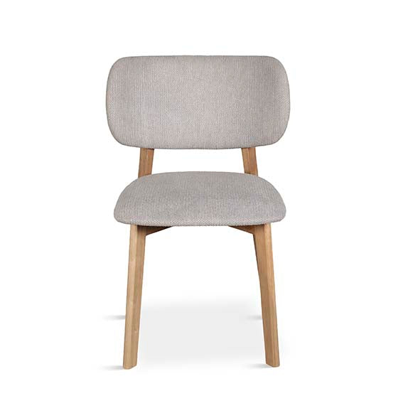 Silla de comedor con respaldo curvo de madera y asiento tapizado en tono neutro, diseño escandinavo cómodo y elegante ideal para espacios modernos. Boutique Interiorismo.