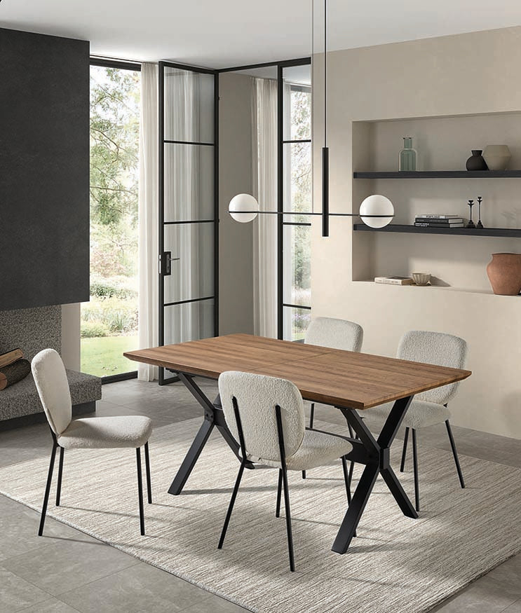 Mesa comedor rectangular con estructura trapezoidal en madera oscura y base metálica — sofisticación contemporánea de Boutique Interiorismo.