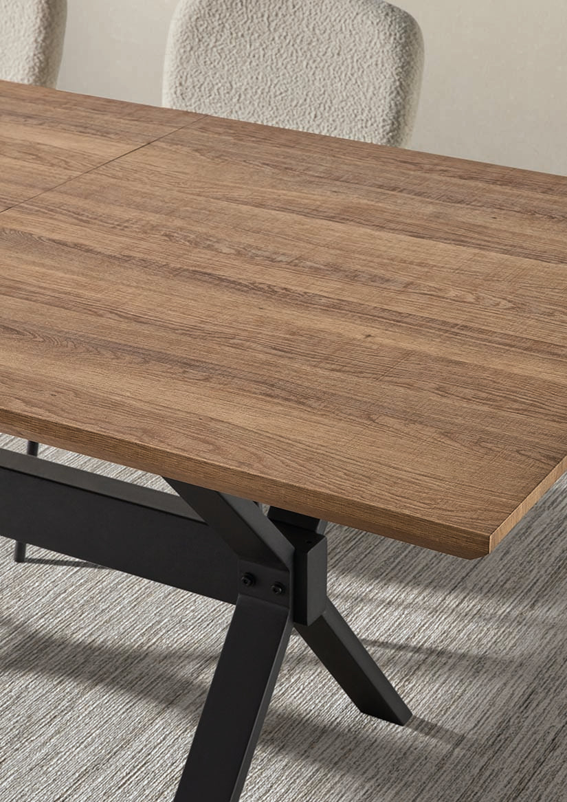 Mesa comedor fija en madera natural con patas metálicas negras — diseño robusto y cálido ideal para interiores con esencia industrial de Boutique Interiorismo.