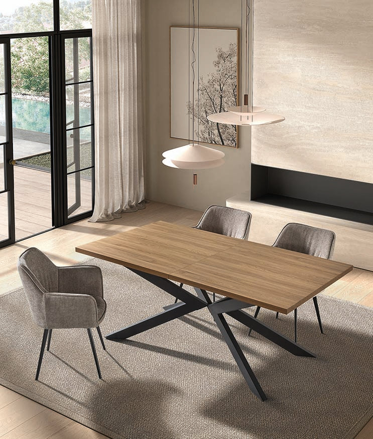 Mesa de comedor fija rectangular con tablero de madera de roble y estructura metálica negra en forma de doble U, diseño industrial robusto ideal para comedores modernos y funcionales. Boutique Interiorismo.