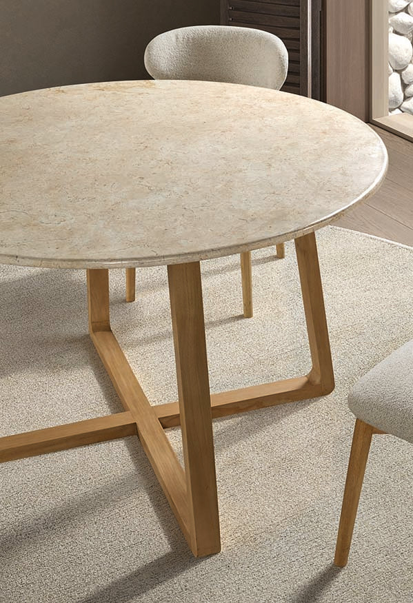 Mesa de comedor redonda con tapa de piedra clara y base cilíndrica de madera natural con ranuras verticales, diseño Japandi elegante ideal para espacios serenos y contemporáneos. Boutique Interiorismo.