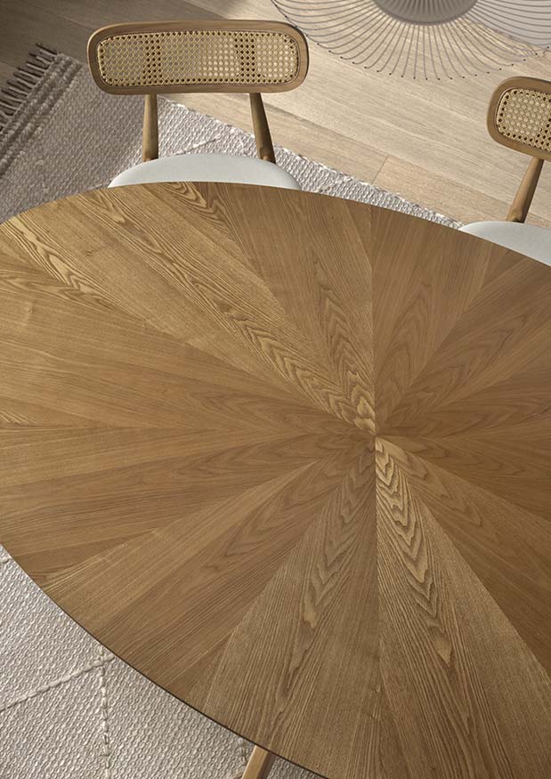Detalle de mesa de comedor redonda de roble natural con base central robusta, diseño nórdico atemporal ideal para ambientes cálidos y minimalistas. Boutique Interiorismo.

