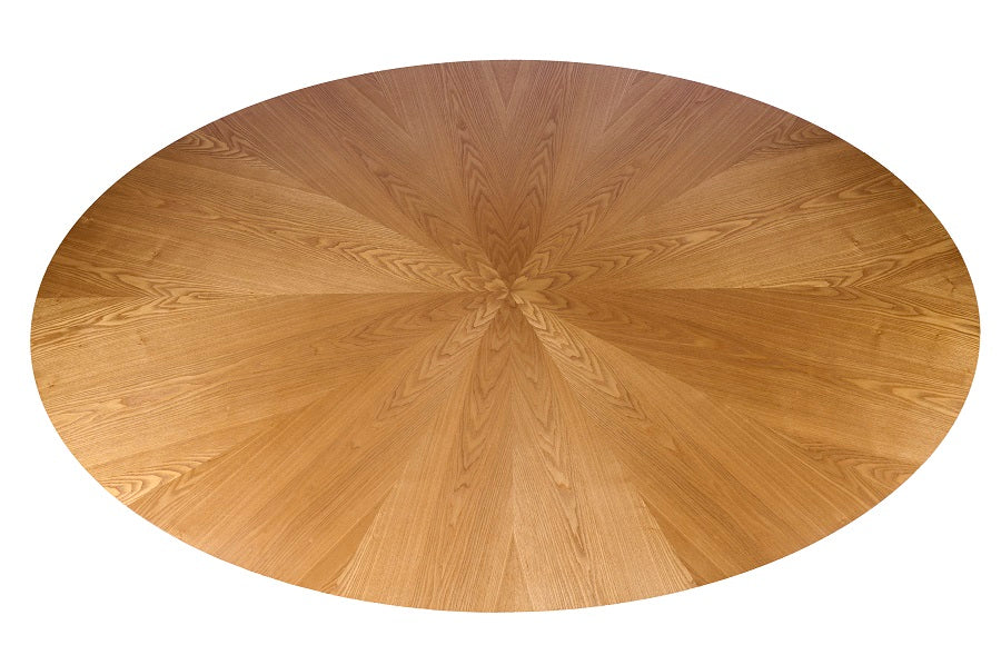 Detalle de mesa de comedor redonda de roble natural con base central robusta, diseño nórdico atemporal ideal para ambientes cálidos y minimalistas. Boutique Interiorismo.

