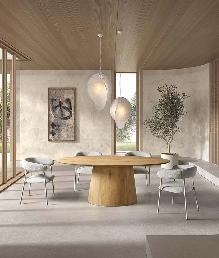 Espacio de diseño con mesa ovalada de madera y fondo en arco decorativo — inspiración mediterránea de Boutique Interiorismo.