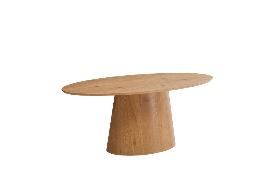 Vista frontal de mesa ovalada en madera clara con base cónica — elegancia atemporal por Boutique Interiorismo.

