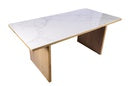 Mesa blanca con diseño tridimensional y base escultórica en madera clara — toque escultórico de Boutique Interiorismo.