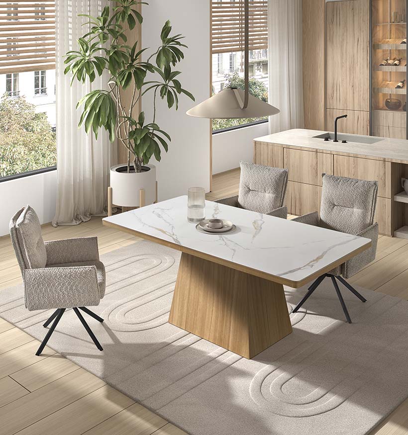Espacio natural con luz abundante y mesa blanca con base central de madera — atmósfera costera sofisticada de Boutique Interiorismo.