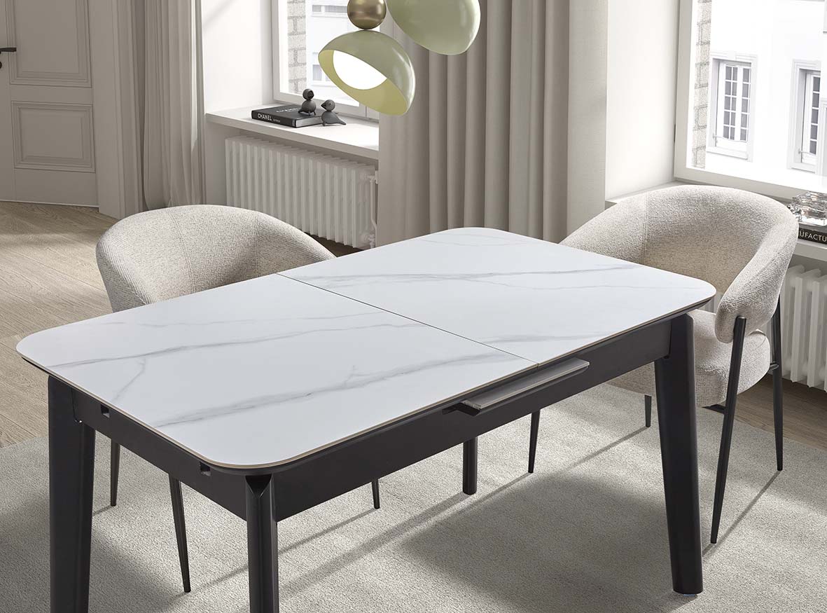Comedor moderno en ambiente neutro con mesa negra de líneas rectas — contraste elegante con estilo profesional por Boutique Interiorismo.