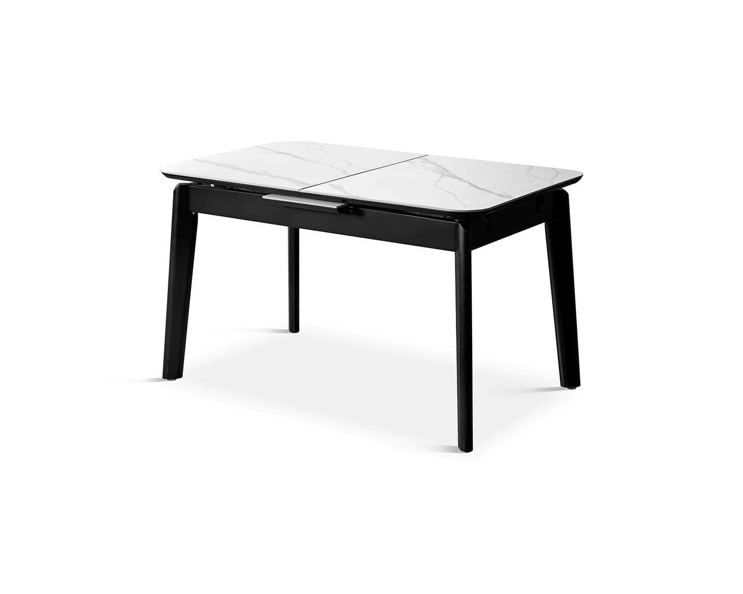 Mesa de comedor sobria con acabado negro y diseño geométrico — perfecta para espacios urbanos por Boutique Interiorismo.

