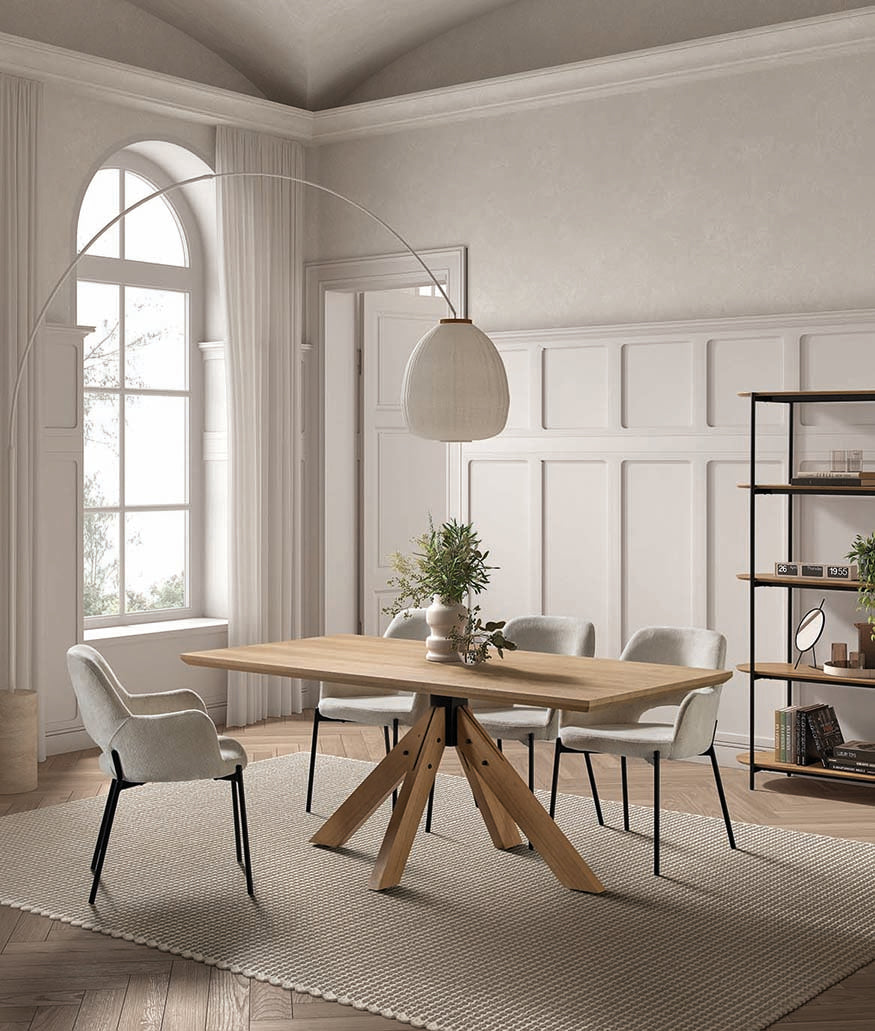 Comedor escandinavo con mesa en madera clara y sillas blancas — elegancia natural con esencia renovada de Boutique Interiorismo.

